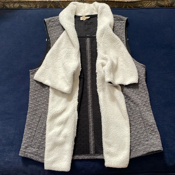 Hem & thread great vest with white fleece detailing. Size L. - Picture 1 of 6